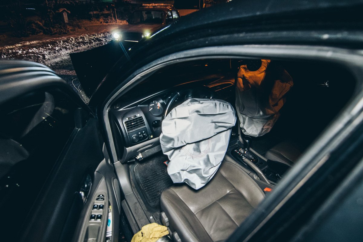 Не смотря на подушку безопасности, пассажир и водитель все же получили травмы