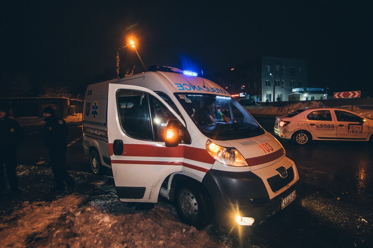 На месте происшествия работали 2 наряда полиции и карета скорой помощи