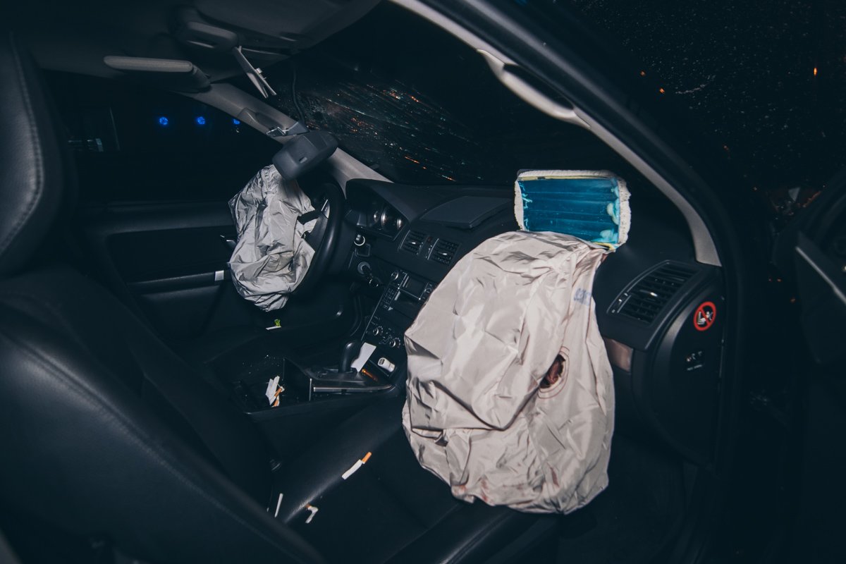 Водитель пробил головой лобовое стекло