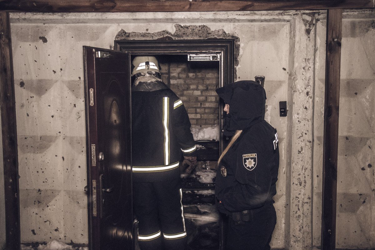 Буквально за пол часа огонь распространился по всей площади бани