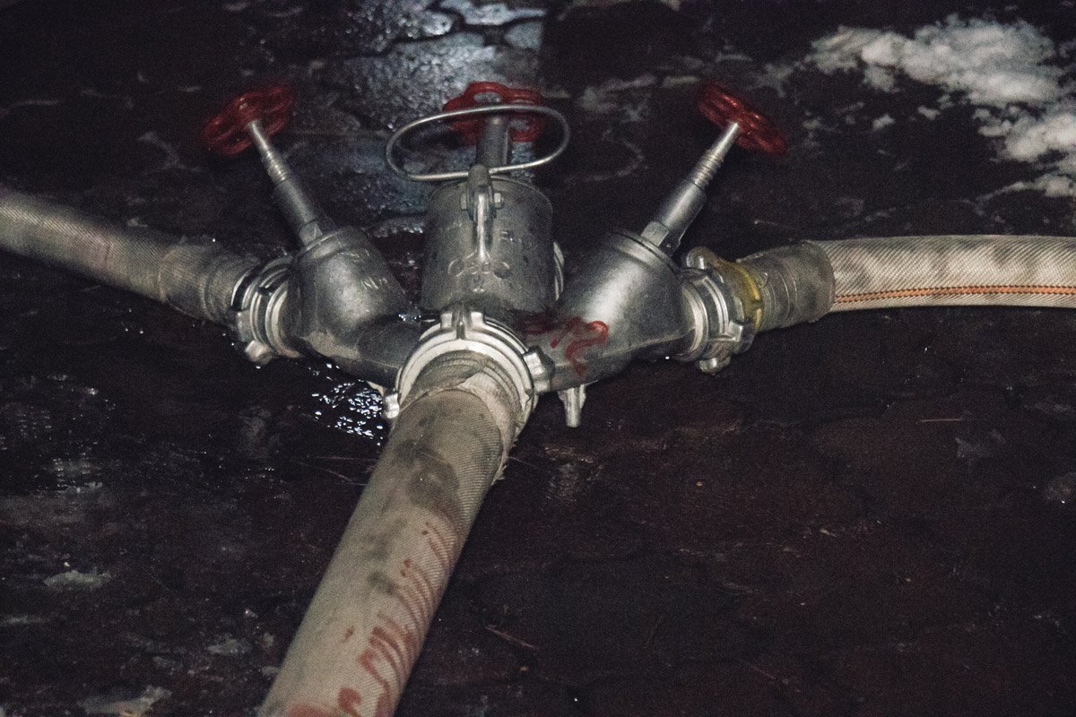 По словам спасателей, состоянием на 06:30 пострадавших внутри помещения не обнаружили