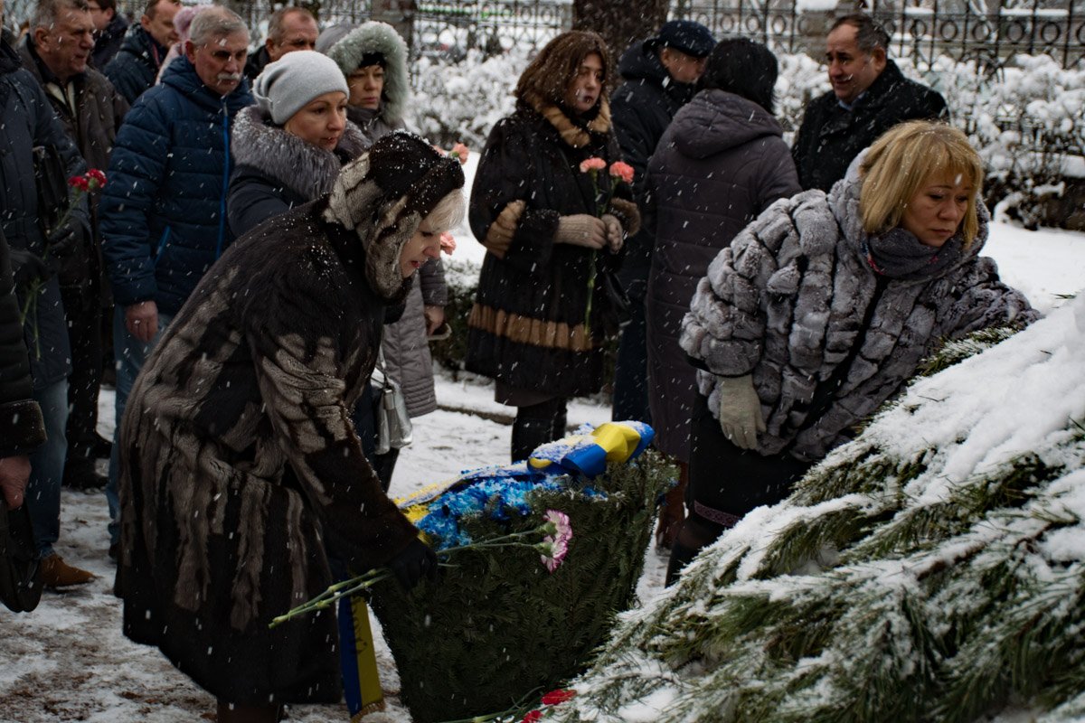 В Киеве с цветами и под звон колокола почтили память ликвидаторов аварии на ЧАЭС 3