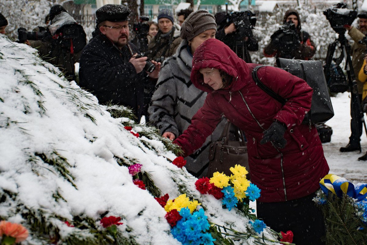 Цветы возложили к памятному знаку «Воинам Чернобыля» и мемориальному кургану «Героям Чернобыля» на проспекте Мира