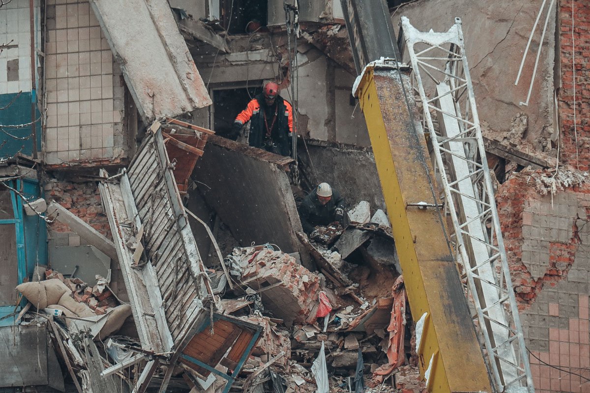 Спасатели разбирают разрушенные строительные конструкции на 3 и 4 этажах