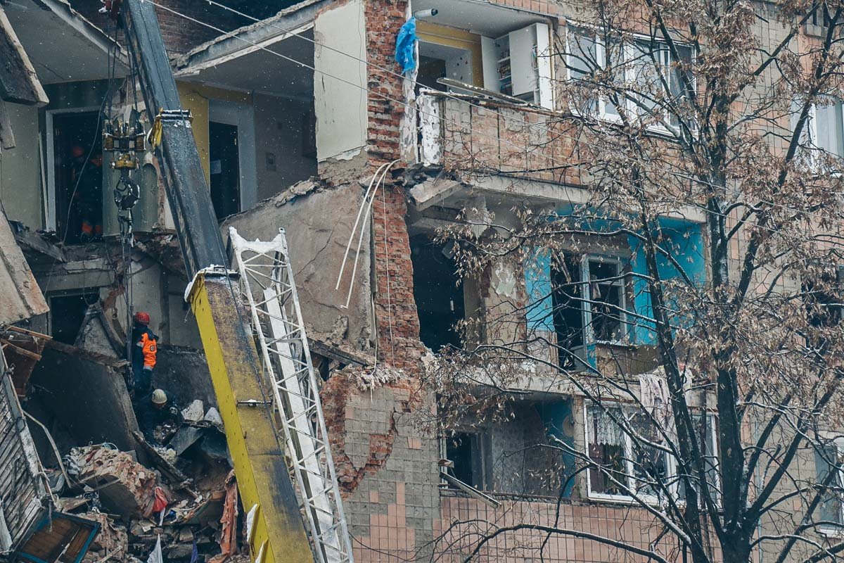 На месте работает Штаб по ликвидации чрезвычайных ситуаций и мобильная оперативная группа спасателей