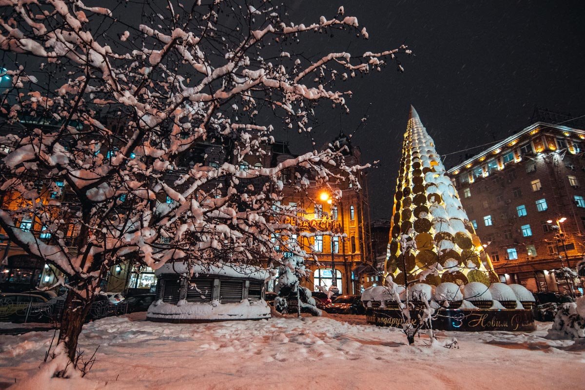 Заснеженный Крещатик выглядит так, словно только что сошел с новогодней открытки