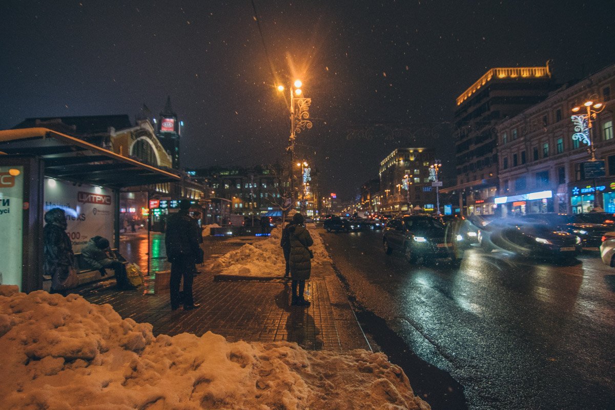 Однако праздничная атмосфера не заставит магическим образом исчезнуть работу и дела, которые заставляют вот так стоять на остановке в ожидании