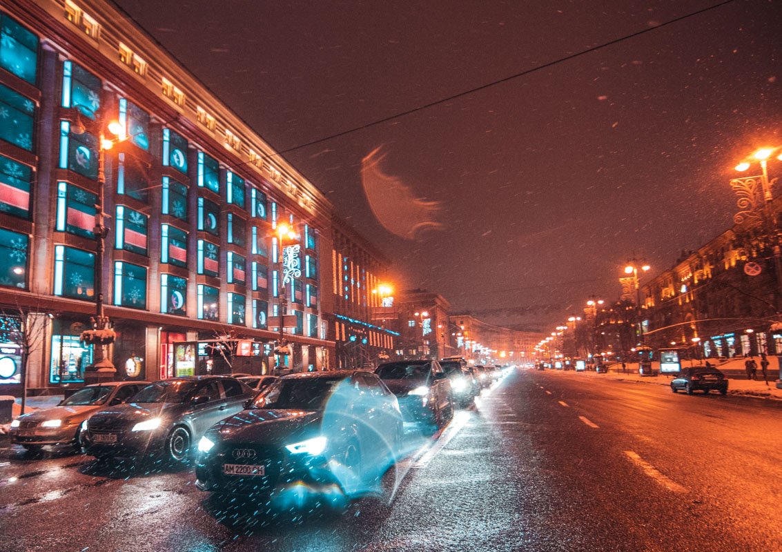 В праздничной иллюминации преобладают снежинки и сложные узоры