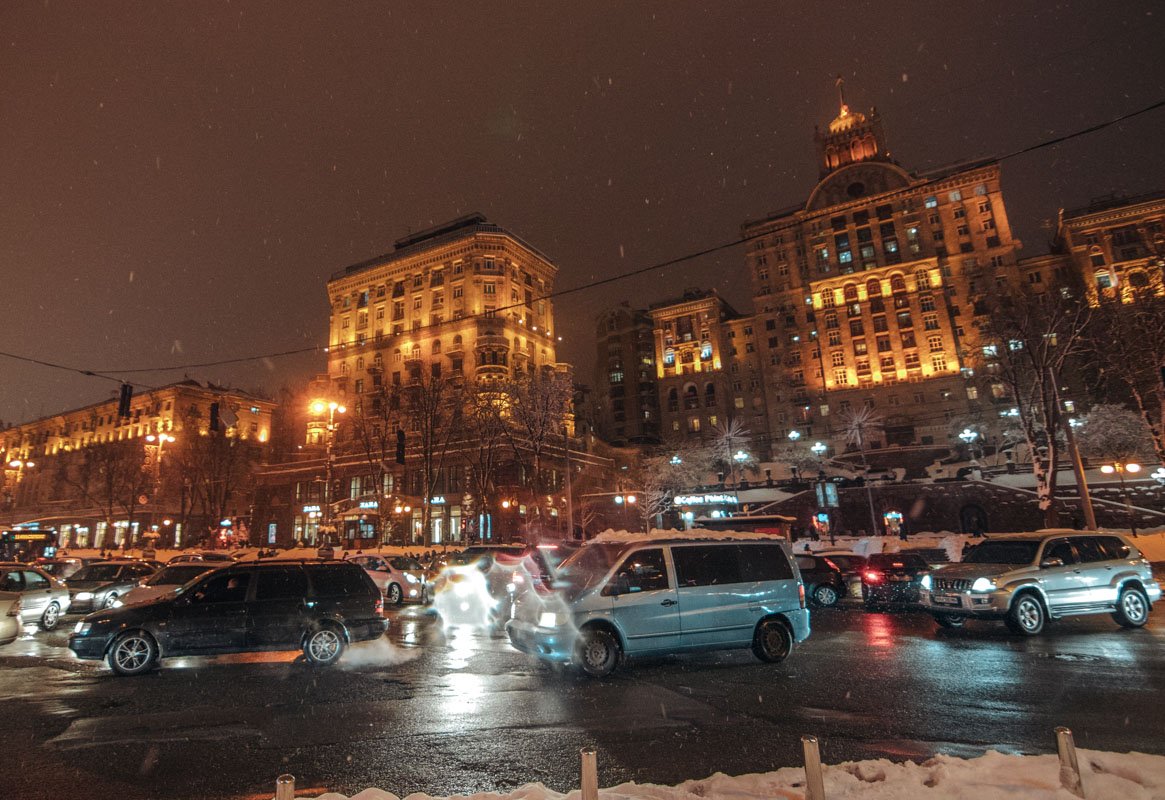 А такая подсветка уже не кажется чем-то особенным на фоне праздничной. Зато она подчеркивает красоту Крещатика каждый день