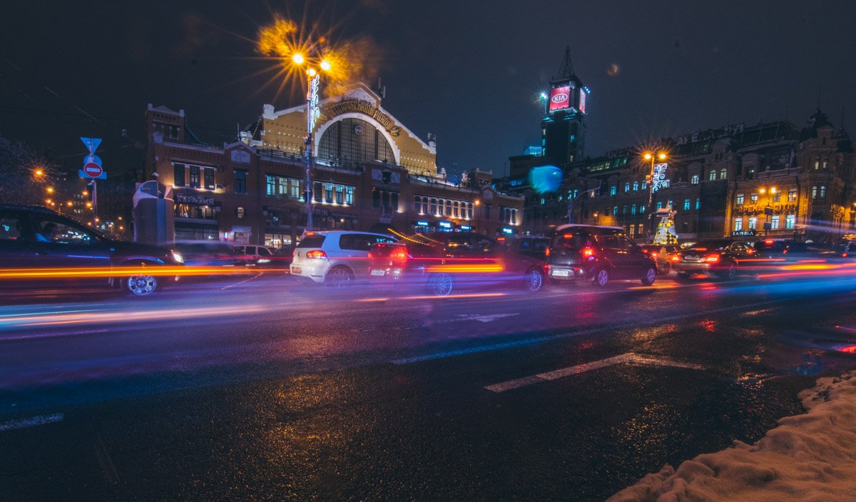 А завершим эту подборку мы Киевом в "неоне". Или почти в "неоне" - некий налет фантастики здесь точно есть