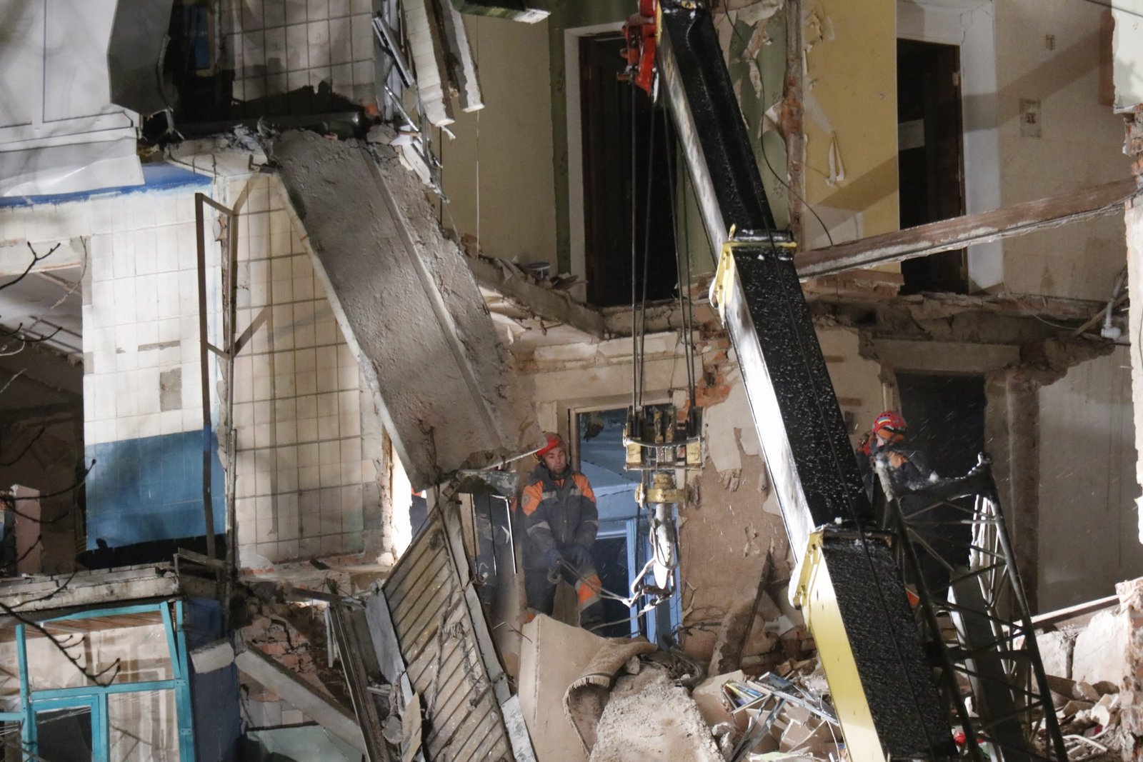 Завалы разбирают спасатели