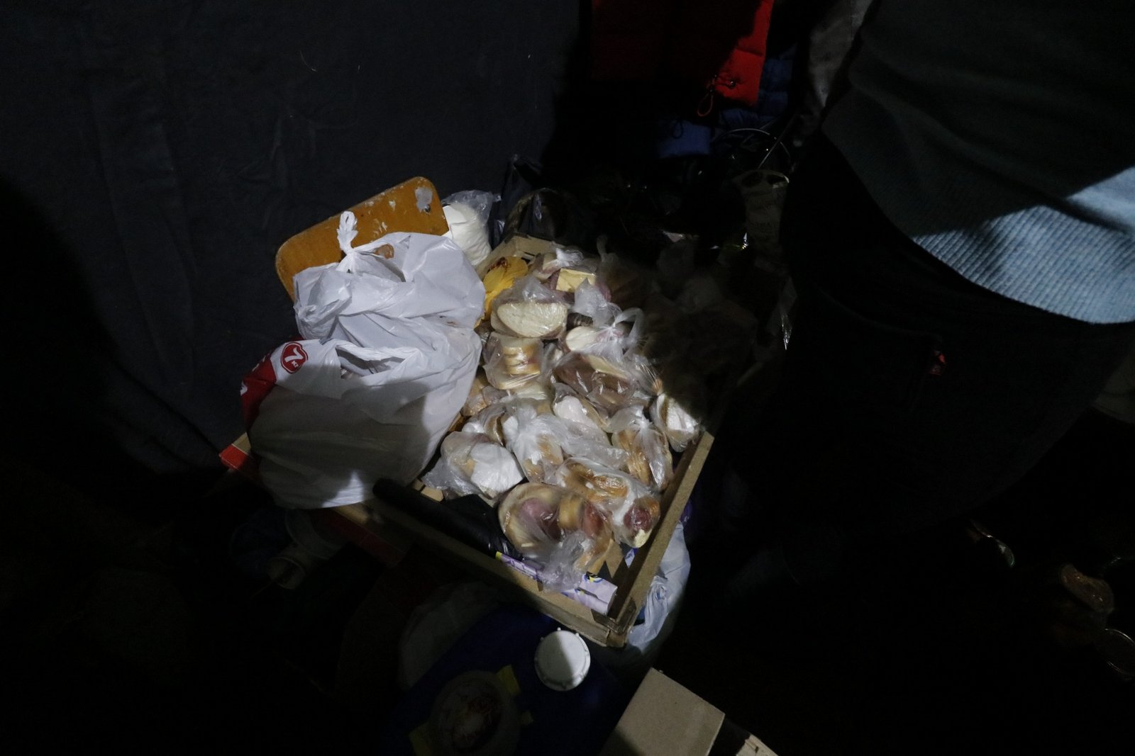 Людям свозят запасы еды