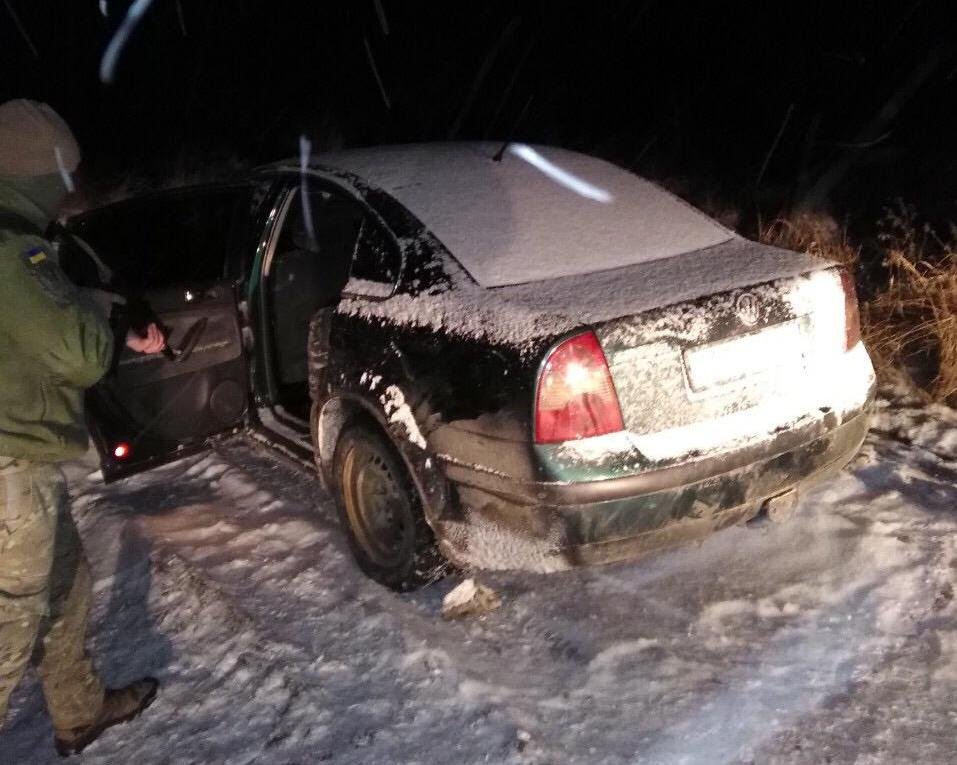 Пограничники остановили автомобиль Volkswagen на литовской регистрации, который перевозил контрабанду Пограничники остановили автомобиль Volkswagen на литовской регистрации, который перевозил контрабанду