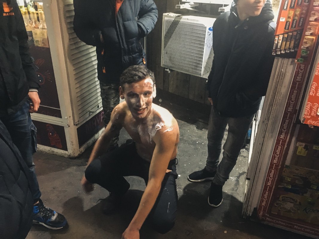 Парень выполнял условия проигранного спора Парень выполнял условия проигранного спора