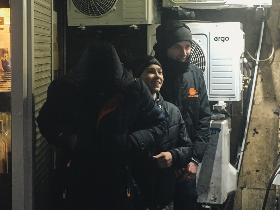 Вместе с ним в переходе находились и его товарищи Вместе с ним в переходе находились и его товарищи