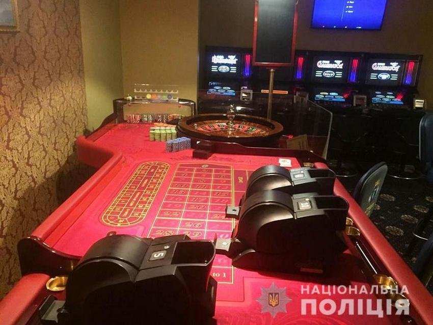 В помещении правоохранители изъяли деньги и оружие