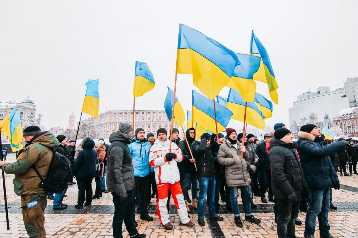 На Софийскую площадь людей запускают только через металлодетектор, проверив их личные вещи