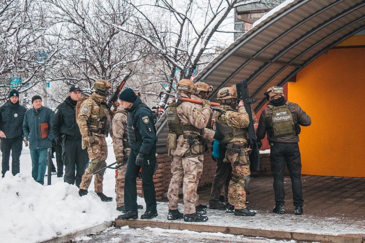 После задержания парня помещение обследовали спецназовцы КОРДа