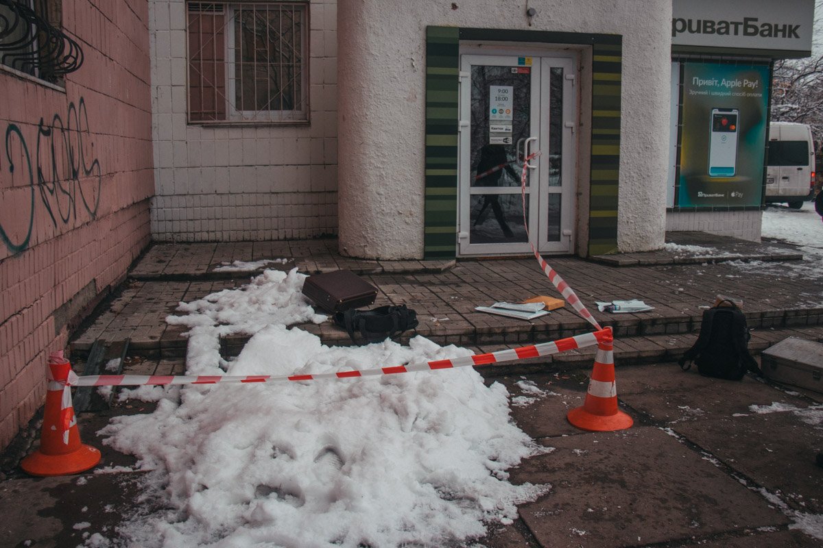 Грабитель пытался вынести две сумки с товарами