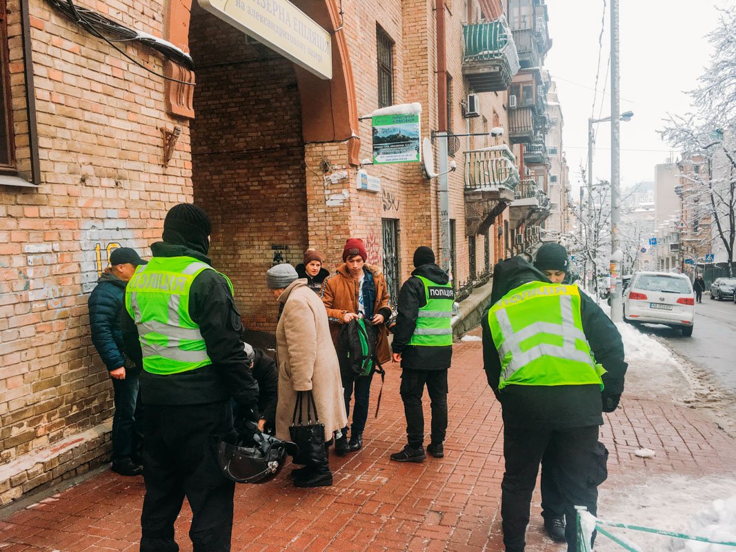 Правоохранители проверяют тех, кто приходит на Софийскую площадь Правоохранители проверяют тех, кто приходит на Софийскую площадь