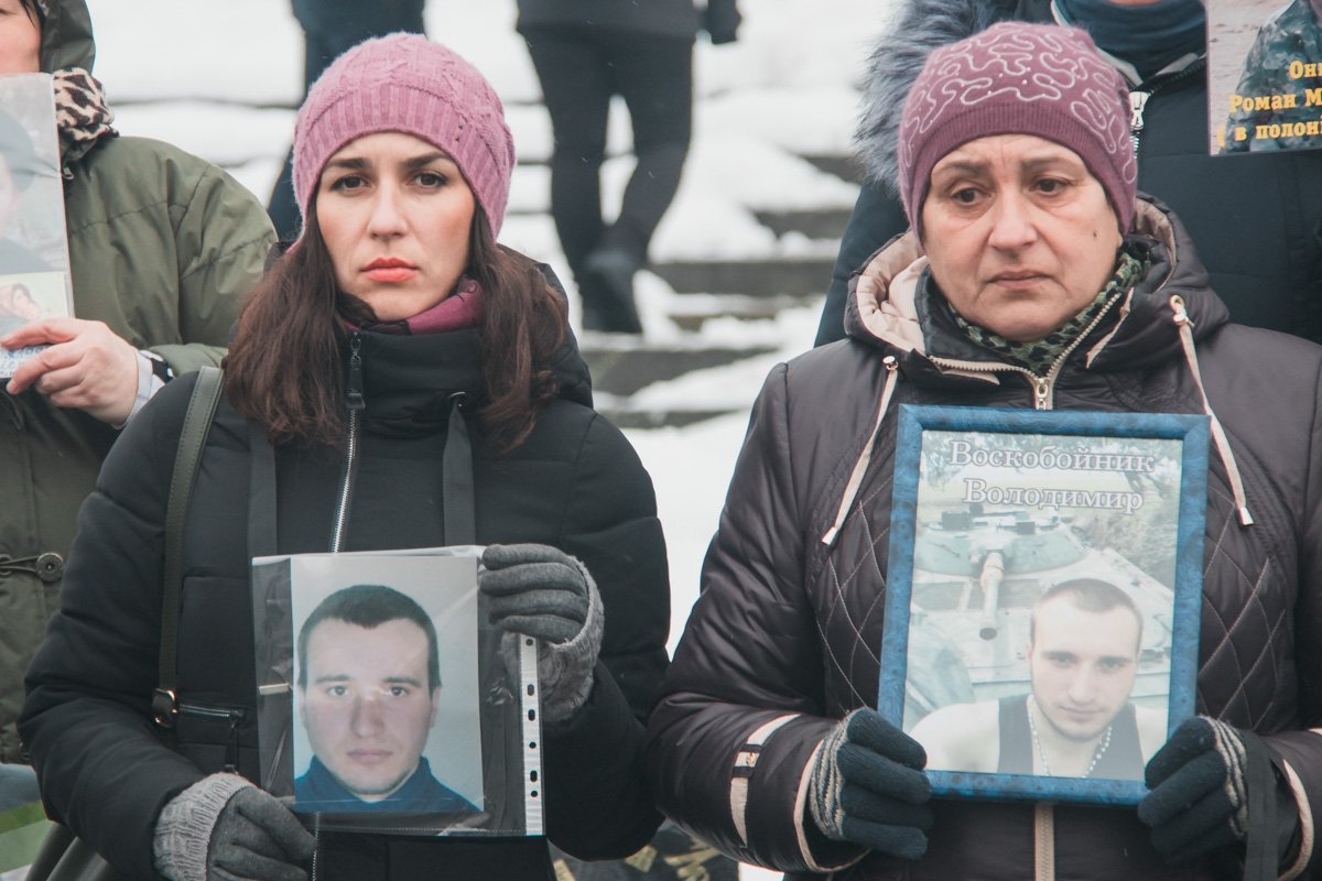 На митинг вышли жены и матери военных и волонтеров, которых несколько лет не отпускают на волю