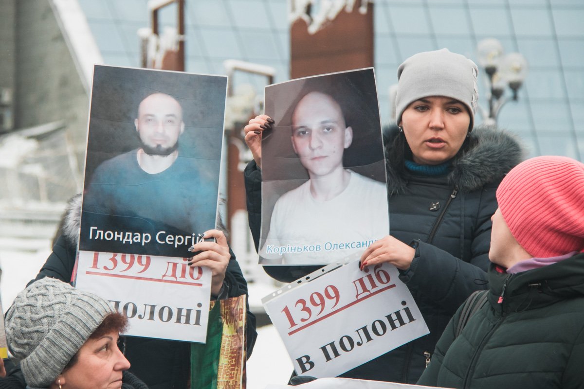 В плену все ещё находится более 100 военных и волонтеров