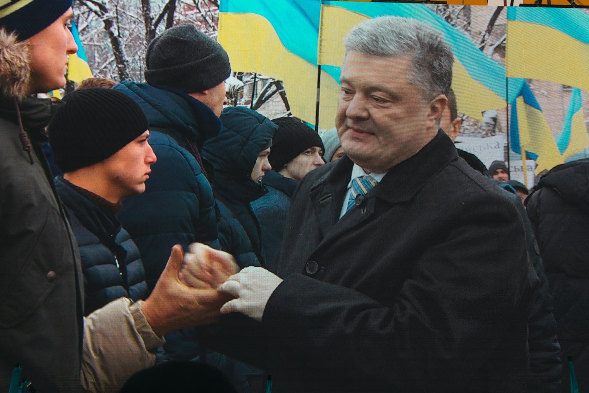 Он прошел через толпу, поприветствовал всех, пожал мужчинам руки и обнимал женщин