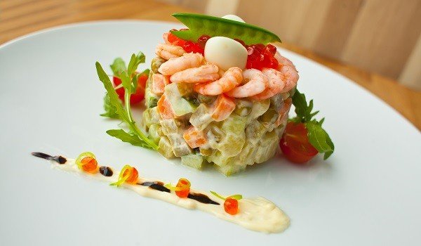 Подача такого салата тоже имеет значение - украсьте его креветками