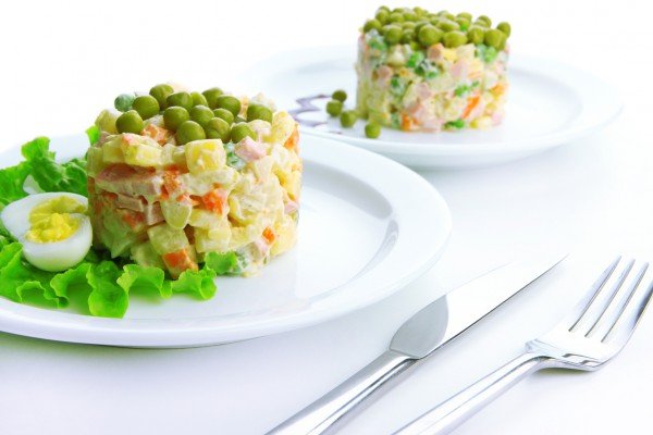 Яблоко придаст оливье пикантный вкус