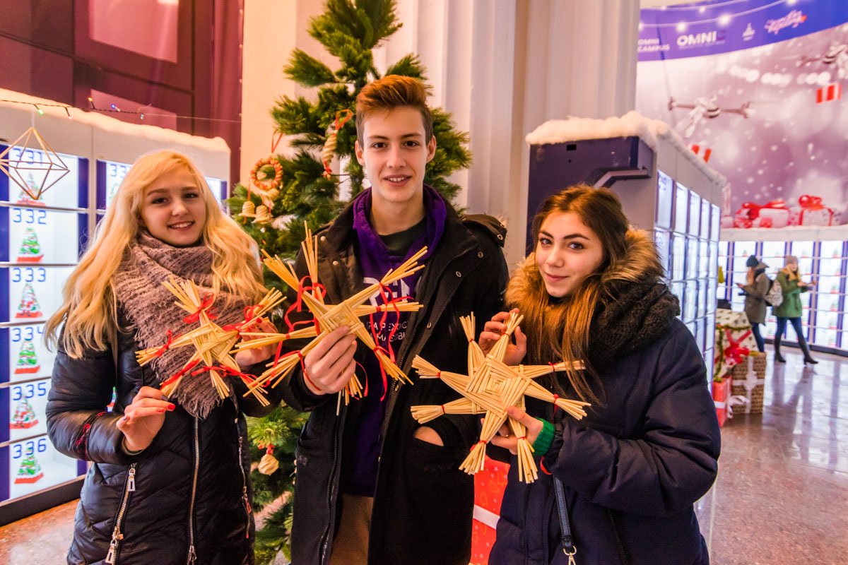 Рождественские поделки из соломы выглядят ярко и уютно 