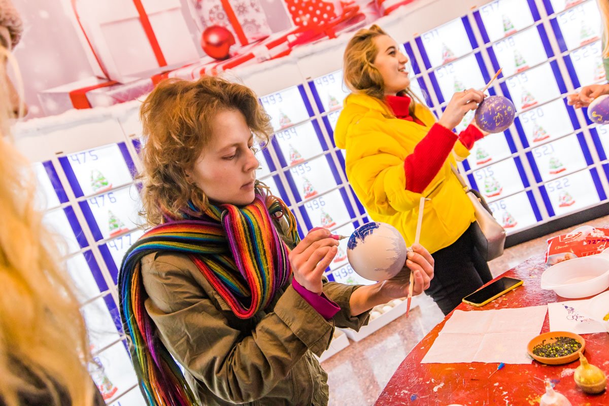 Сказочный мир на стеклянном шарике