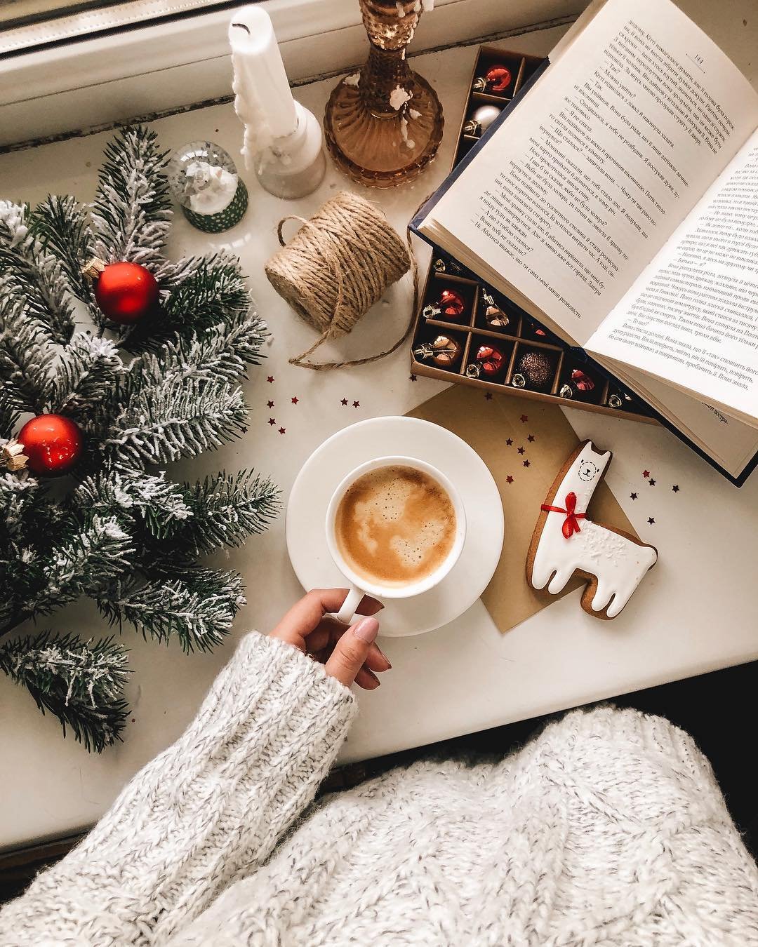 По утрам на улице холодно и мрачно, поэтому без кофе никуда. А для красивого снимка стоит дополнить натюрморт и другими элементами. Фото: @anamarkovych