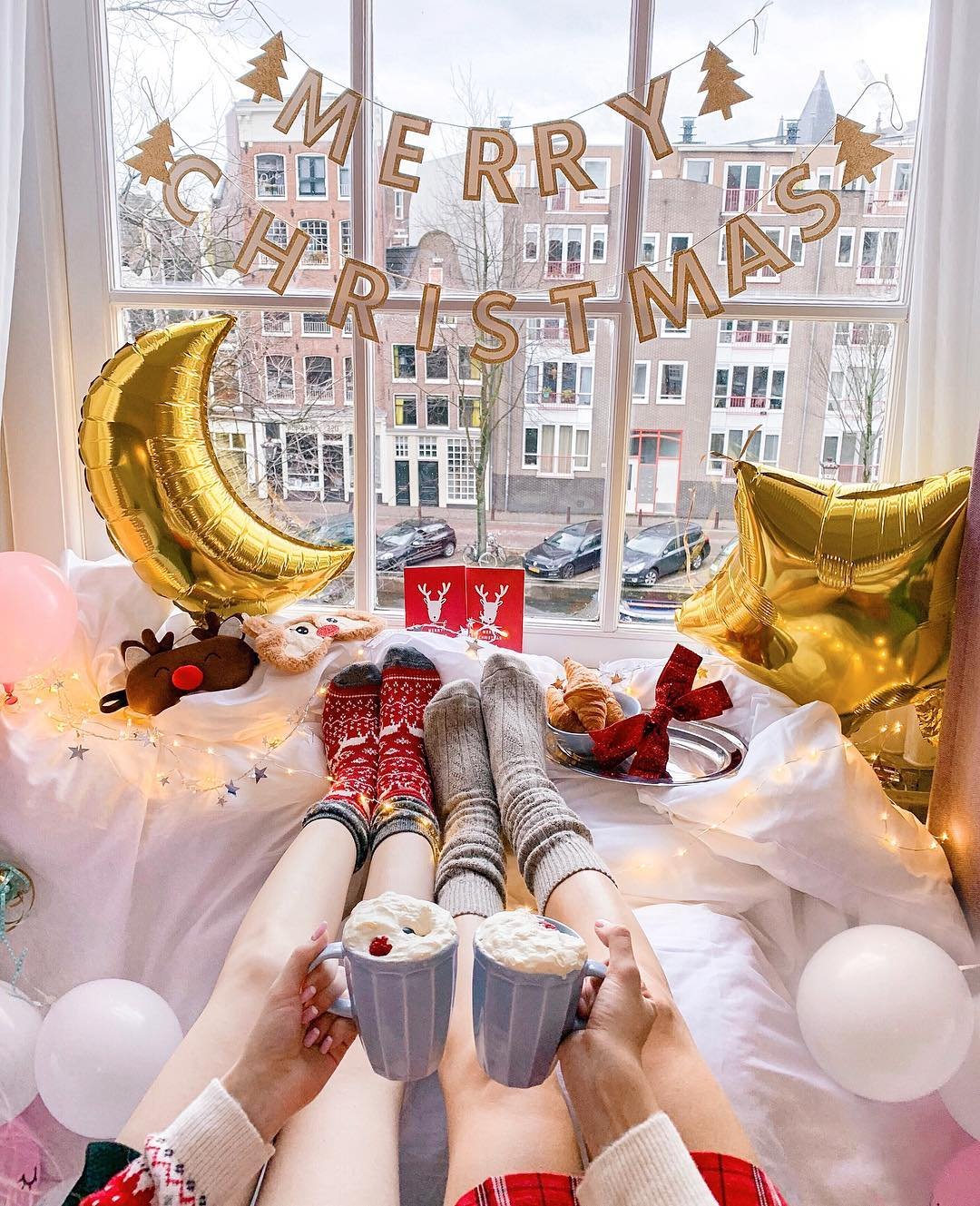 Праздник к нам приходит: с какао, оленями и самыми теплыми носочками! Фото: @angelina