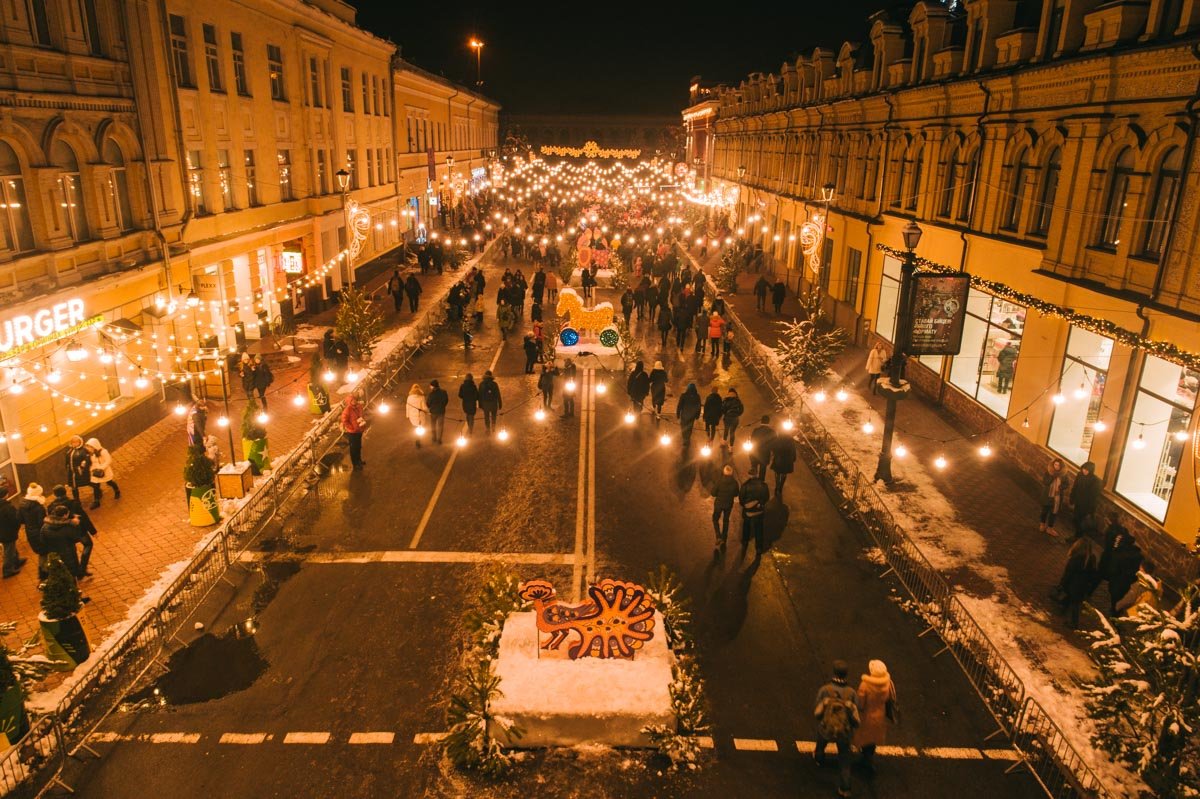 Яркие огни сверкают совсем по-новогоднему