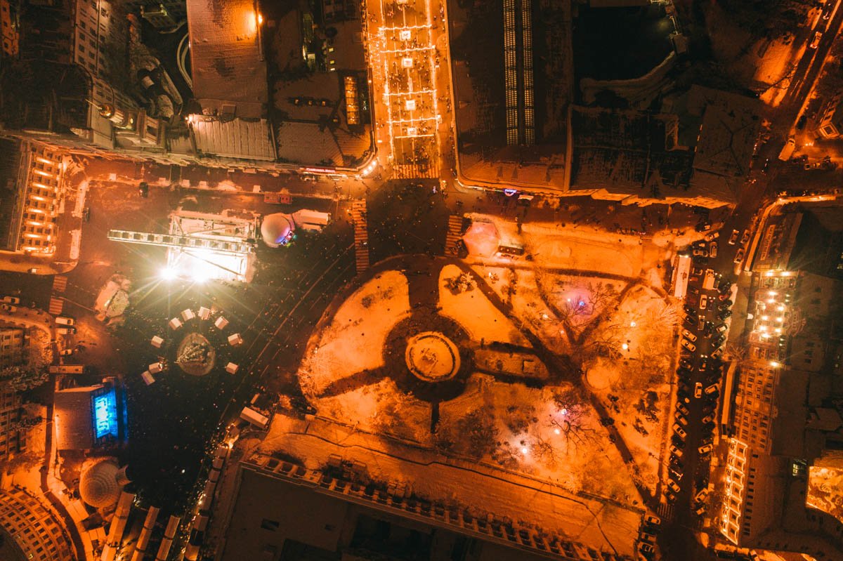 На площади установили сцену с подогревом