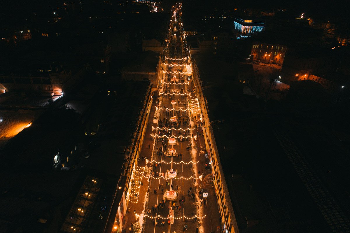 Ночной город в предпраздничном настроении