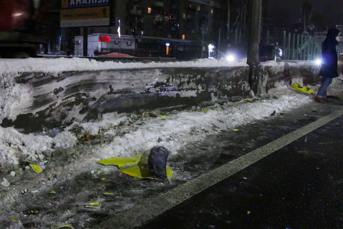От отбойника фуру отбросила в остальные легковушки