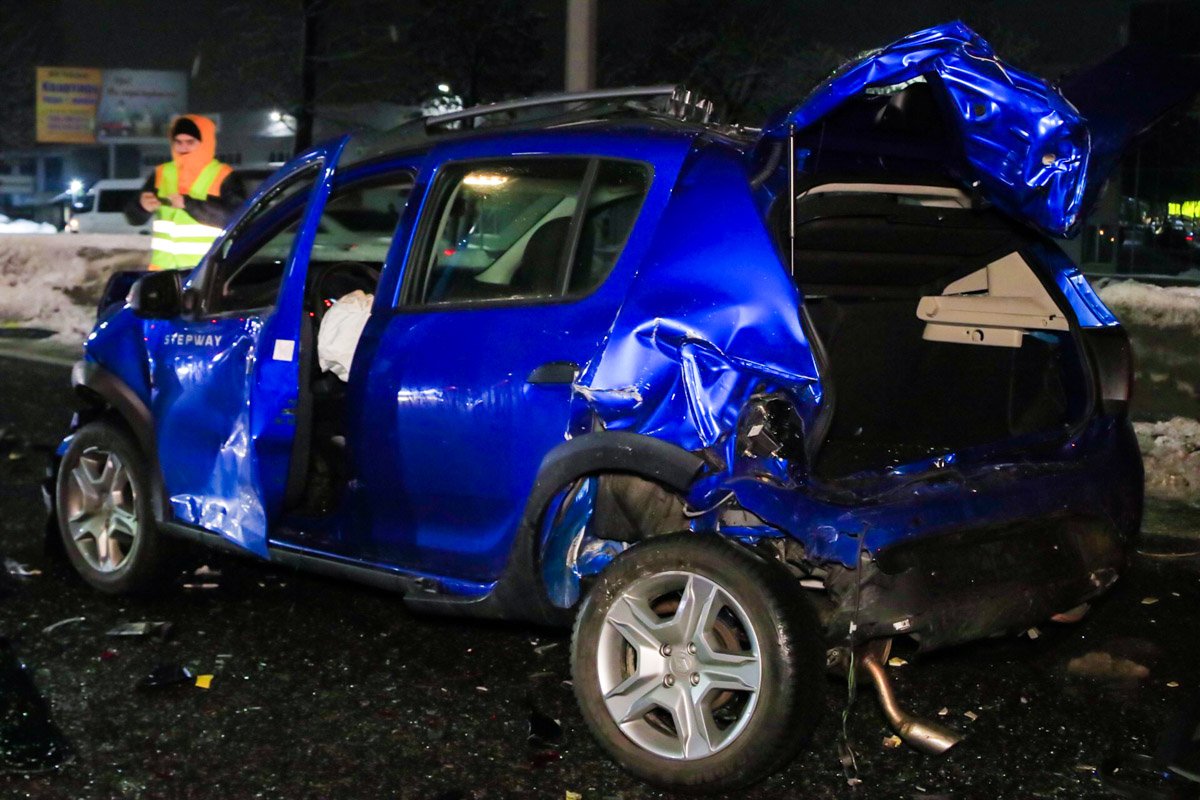 Все машины стояли на светофоре и ждали зеленый свет, чтобы повернуть налево в Чабаны