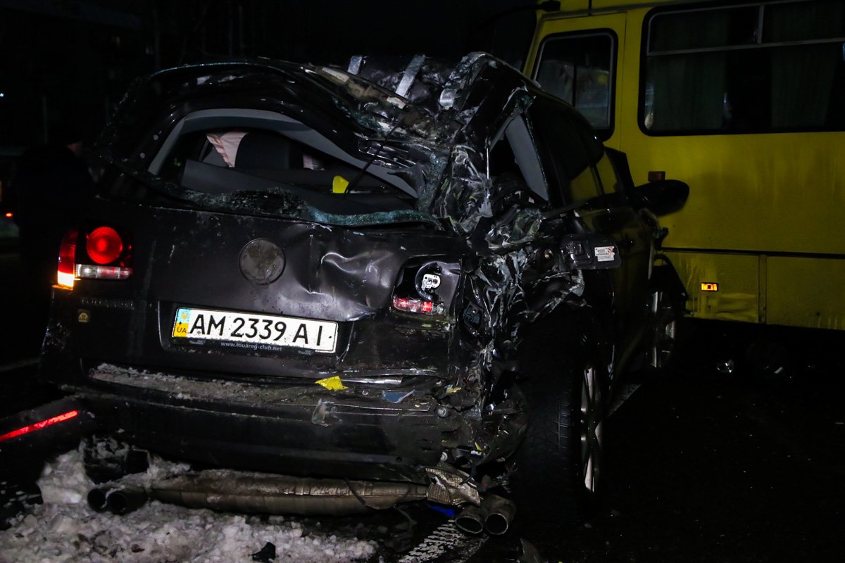 Из-за столкновения пострадала женщина и девочка-ребенок из Touareg