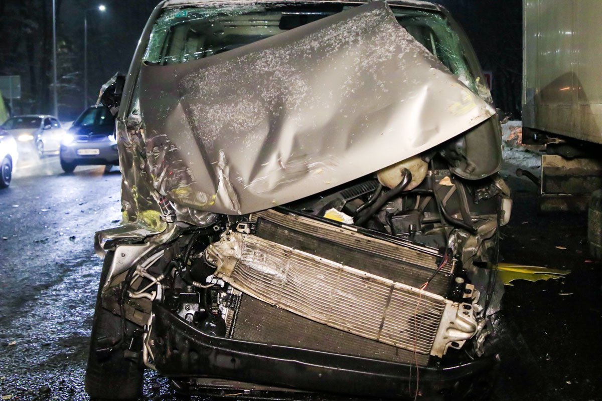 Машины раскидало по двум полосам