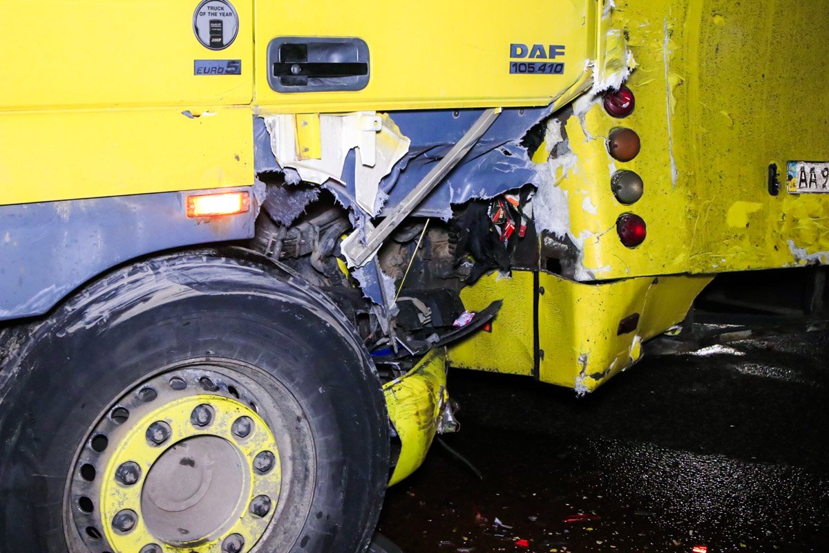 От удара фура развернула автобус на 90 градусов