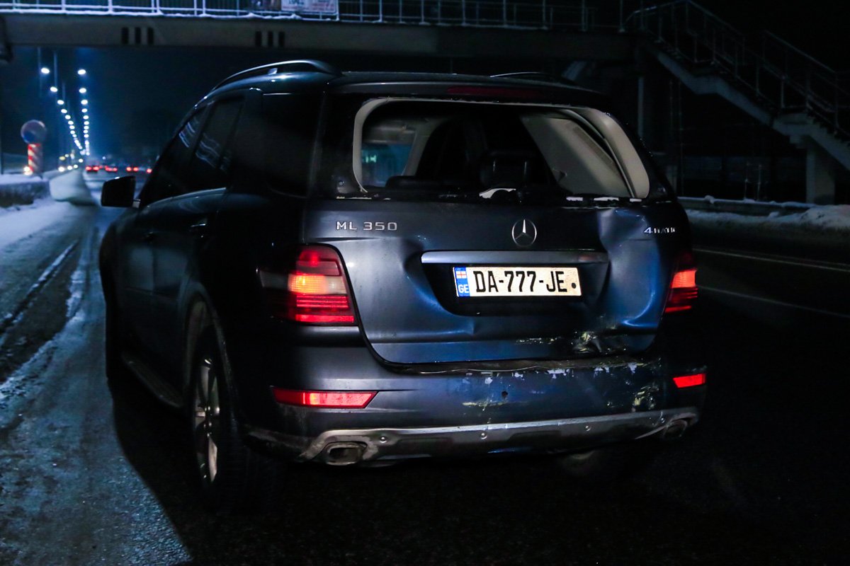 Водитель Mercedes пытался избежать удара и поехал вперед, но маршрутка догнала его