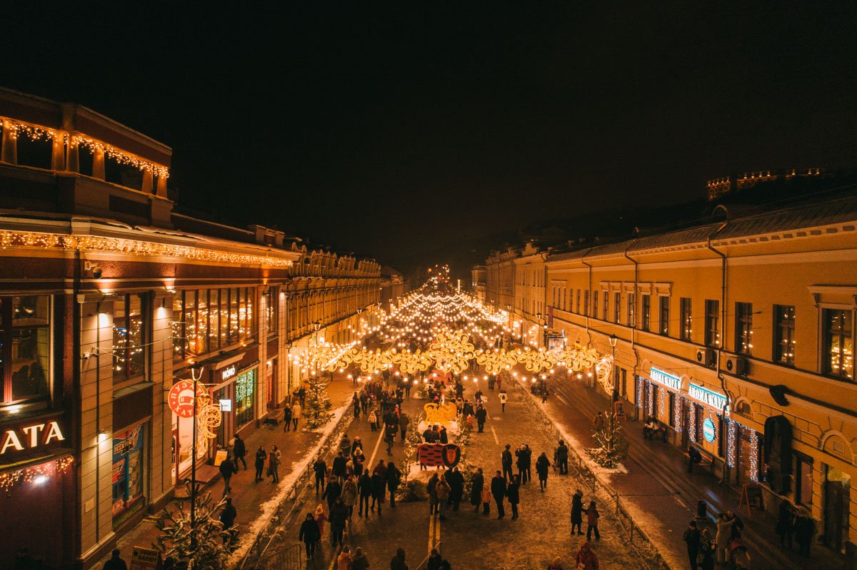 15 декабря в Киеве на Подоле открыли праздничный новогодний городок