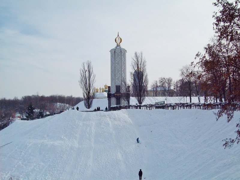 В Парке Славы можно не только смотреть на монументы, но и покататься с холмов