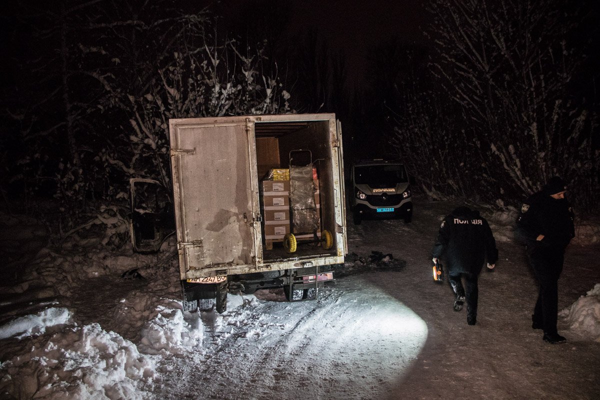 В Киеве на ВДНГ со стороны улицы Академика Заболотного неподалеку от выставочных павильонов загорелся автомобиль Газель