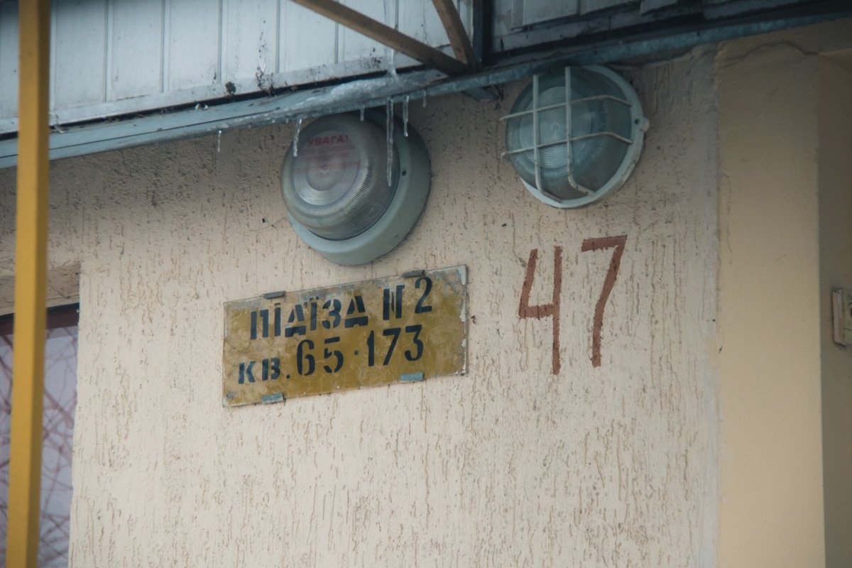 По неизвестным причинам он повесился на лестничкой клетке на собственном ремне По неизвестным причинам он повесился на лестничкой клетке на собственном ремне