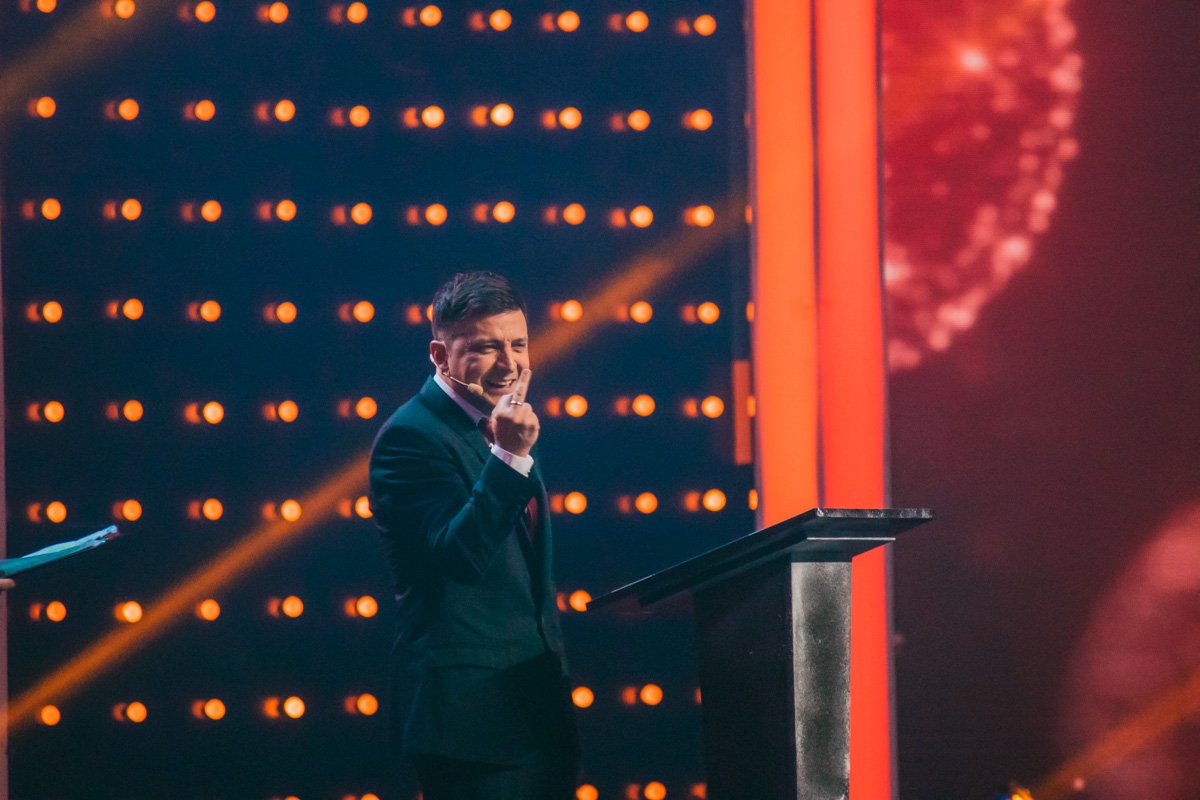 Первым на сцене появился Владимир Зеленский. Он вышел к публике в лице президента Украины и произнес новогоднюю речь Первым на сцене появился Владимир Зеленский. Он вышел к публике в лице президента Украины и произнес новогоднюю речь