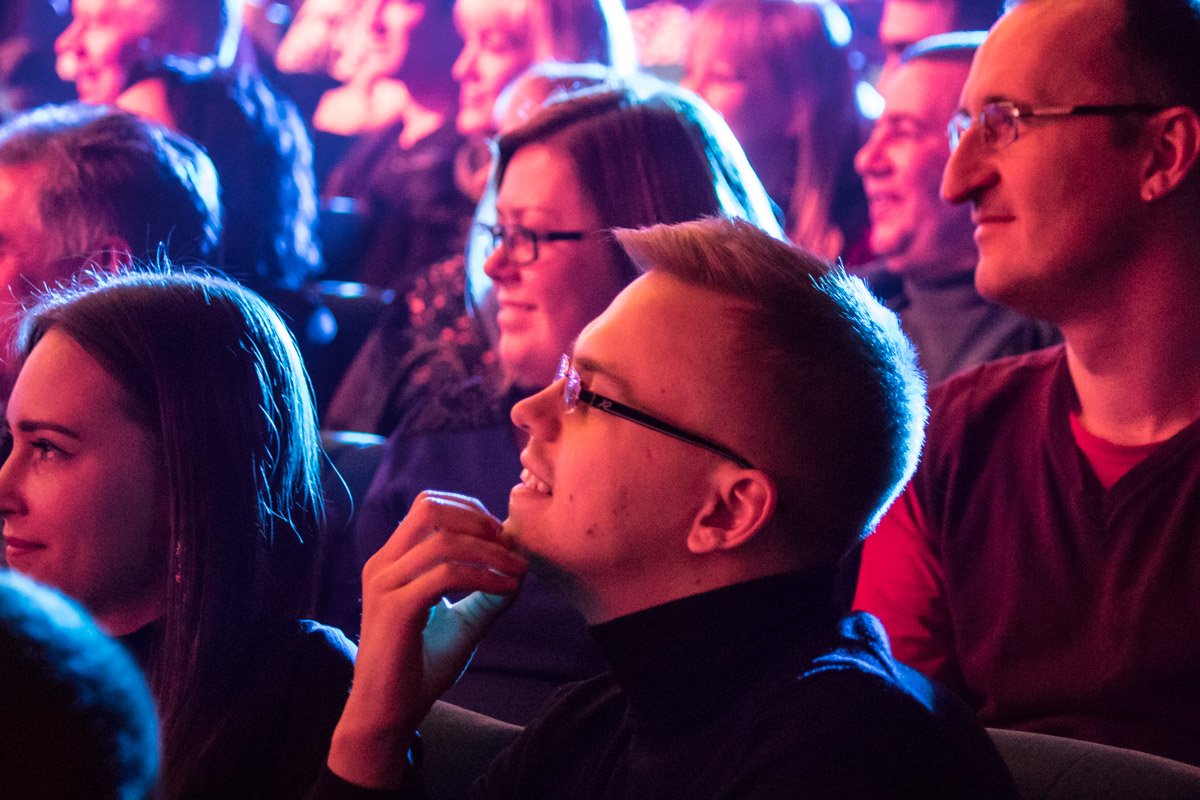 Зрители очень эмоционально реагировали на выступление: громко смеялись и осыпали артистов овациями Зрители очень эмоционально реагировали на выступление: громко смеялись и осыпали артистов овациями