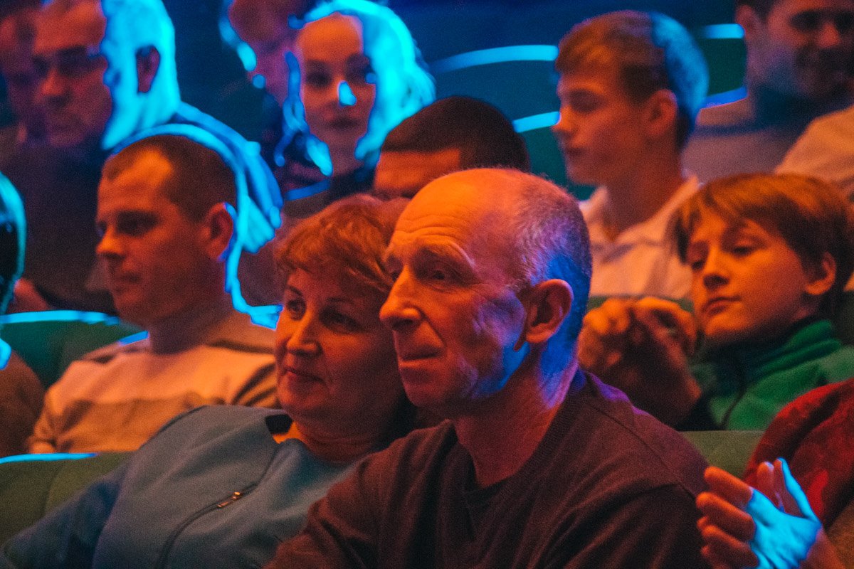 Когда концерт подошел к своему логическому завершению, публика долго не отпускала актеров студии со сцены Когда концерт подошел к своему логическому завершению, публика долго не отпускала актеров студии со сцены