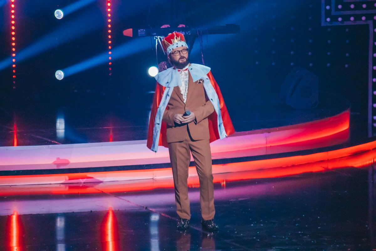 Дзидзьо появился на сцене в королевском образе Дзидзьо появился на сцене в королевском образе